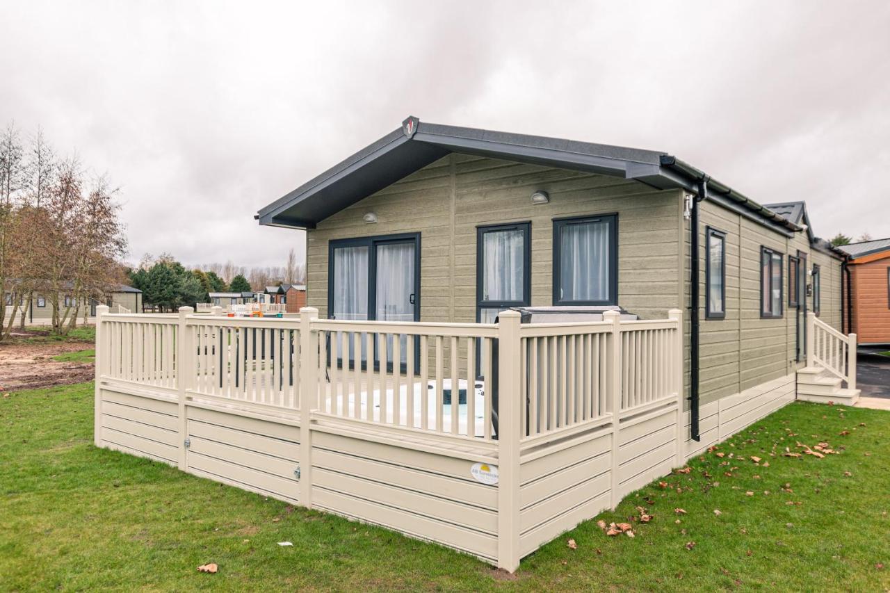 Honeysuckle Lodge With Hot Tub York Exteriör bild