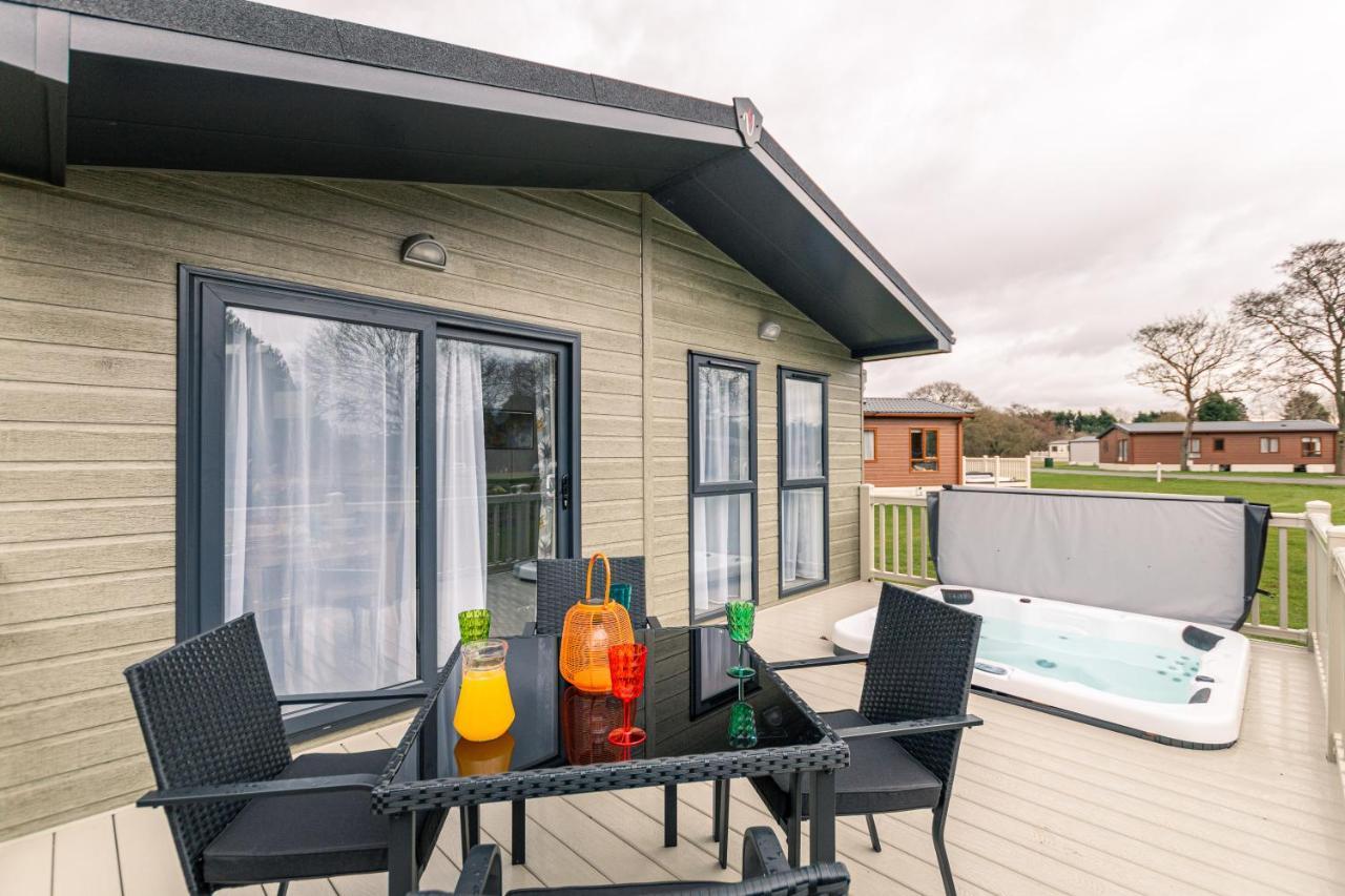Honeysuckle Lodge With Hot Tub York Exteriör bild